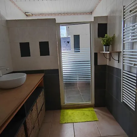 Douceur Du Sud , Privee Avec Piscine Et Jacuzzi Pour Se Detendre